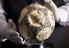 Bal van Maradona’s ‘Hand van God’-goal geveild voor 2,9 miljoen euro