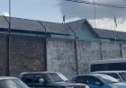 Gedetineerde Jampa op dak Huis van Bewaring Santo Boma