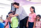 Simons deelt schoolpakketten uit in Nickerie en belooft verbetering onderwijs