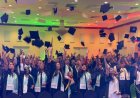 Lim A Po tegen afgestudeerden bij diplomauitreiking: Denk mondiaal, neem verantwoordelijkheid