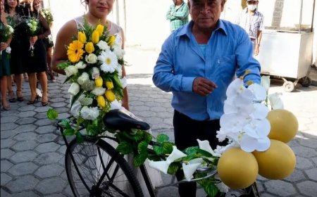 Bruid arriveert per versierde fiets en raakt duizenden harten