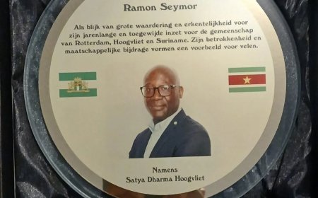 Ramon Seymor ontvangt plaquette en SuRo-Speldje van Satya Dharma Hoogvliet