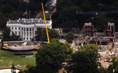 Hof zet bouw van Trumps White House-balzaal voorlopig stil