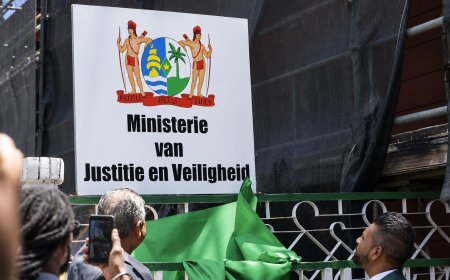 Ministerie van Justitie en Veiligheid onthult nieuw naambord