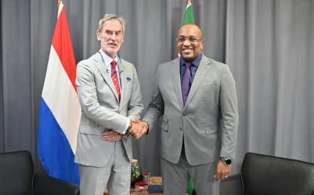 Bouva bedankt Oostelbos voor inzet bij versterking relatie Suriname-Nederland