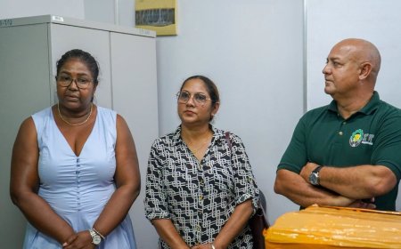 Coöperatie schenkt beamer aan LVV-Saramacca voor trainingen van boeren