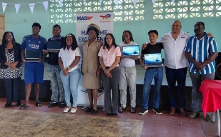 Best geslaagde VOJ-leerlingen Marowijne ontvangen laptops