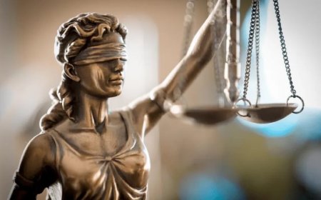 Rechterlijke macht onder vuur: Wie de rechter temt, maakt het volk weerloos