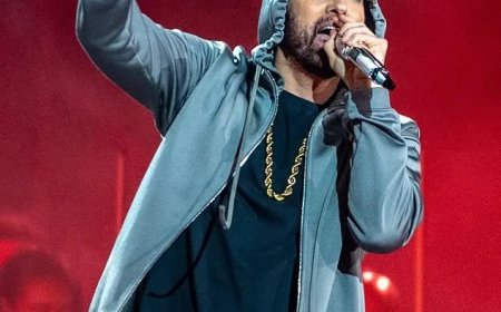 Eminem veilt meer dan honderd gesigneerde sneakers voor goed doel