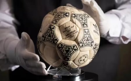 Bal van Maradona’s ‘Hand van God’-goal geveild voor 2,9 miljoen euro