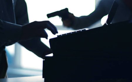 Echtpaar door twee gemaskerde mannen overvallen