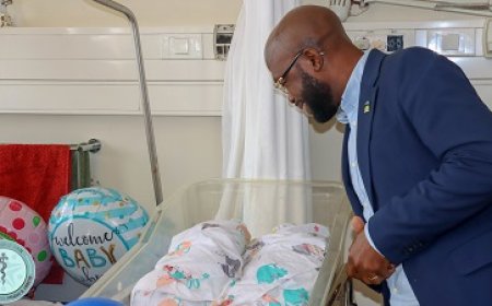 Minister Misiekaba bezoekt moeder en drieling in AZP