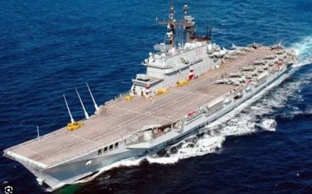 Beelden -Italië schenkt vliegdekschip aan Indonesië