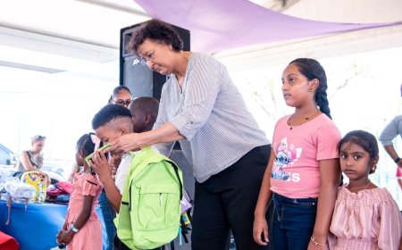 Simons deelt schoolpakketten uit in Nickerie en belooft verbetering onderwijs