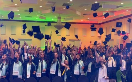 Lim A Po tegen afgestudeerden bij diplomauitreiking: Denk mondiaal, neem verantwoordelijkheid