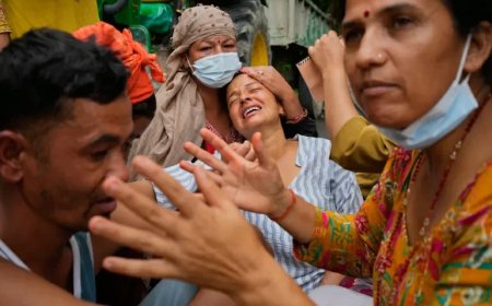 Nepal haast zich om vastzittende arbeiders te redden; dodental boven 900