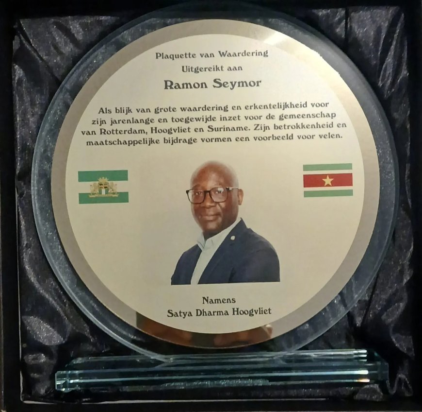 Ramon Seymor ontvangt plaquette en SuRo-Speldje van Satya Dharma Hoogvliet