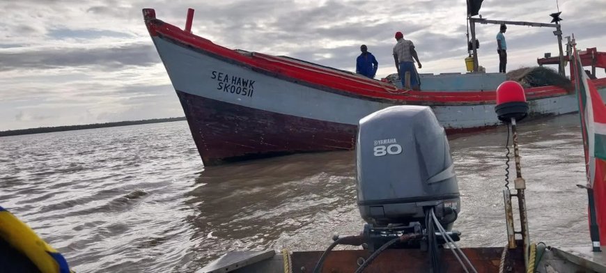 Politie Nieuw Amsterdam intensiveert controle van vissersboten op Suriname- en Corantijnrivie