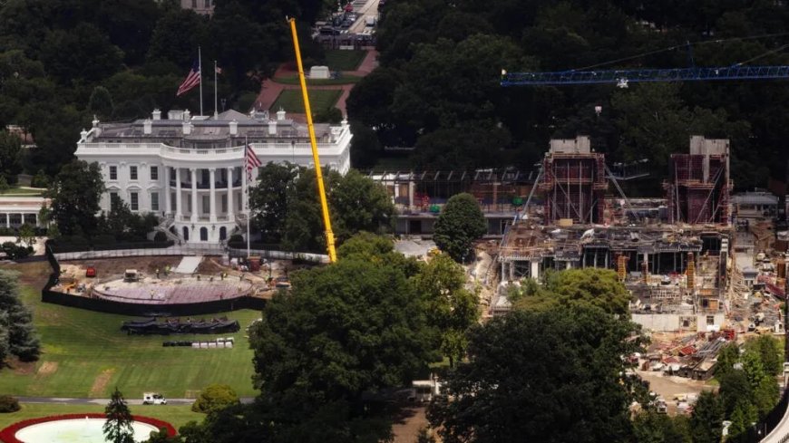 Hof zet bouw van Trumps White House-balzaal voorlopig stil