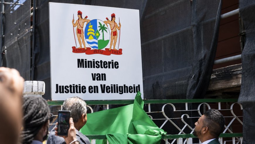 Ministerie van Justitie en Veiligheid onthult nieuw naambord