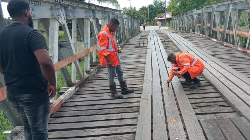 Wegenautoriteit herstelt wegschade en inspecteert bruggen op meerdere locaties