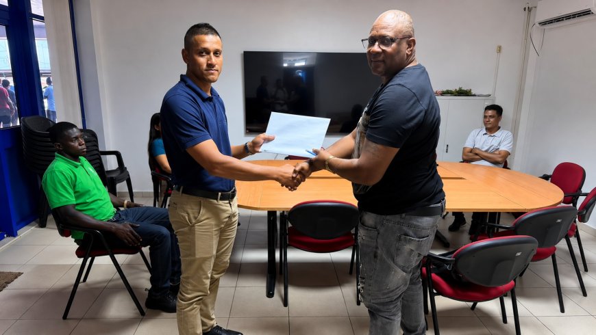Wegenautoriteit sluit contracten voor asfaltwerk en rioolreiniging in Paramaribo
