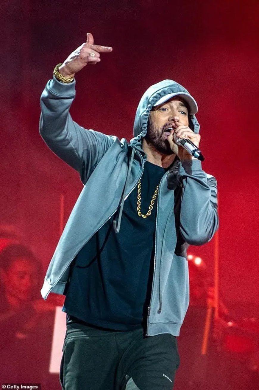 Eminem veilt meer dan honderd gesigneerde sneakers voor goed doel