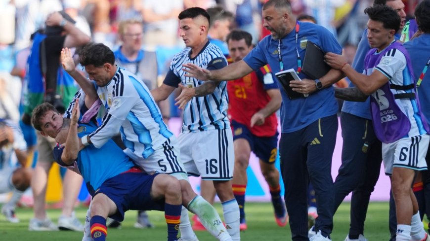 FIFA schorst Leandro Paredes tien duels na opstootje in WK-finale