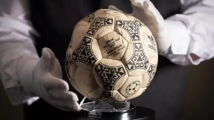Bal van Maradona’s ‘Hand van God’-goal geveild voor 2,9 miljoen euro