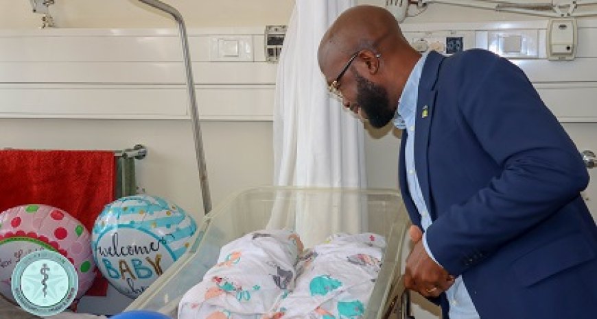 Minister Misiekaba bezoekt moeder en drieling in AZP