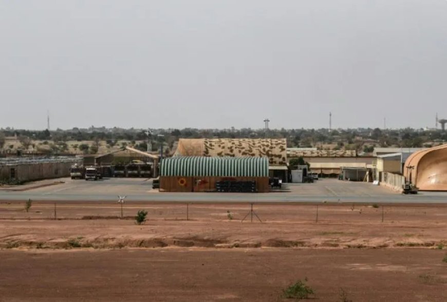 Muitende militairen vallen hoofdstad Niger aan