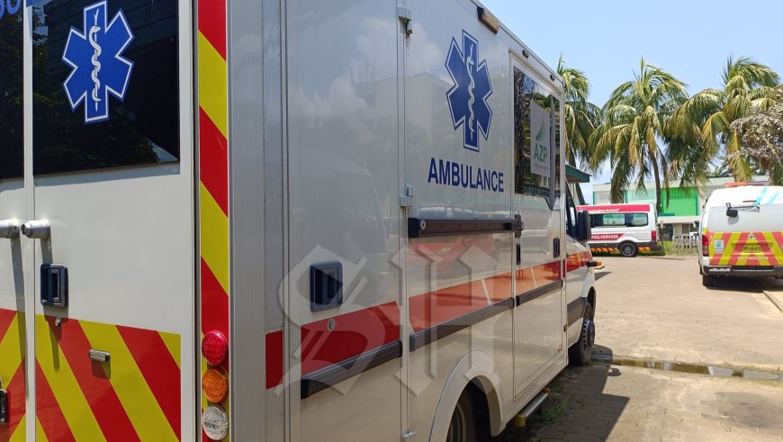 Gewonde patiënt grijpt ambulanceverpleegkundige bij keel en bijt haar