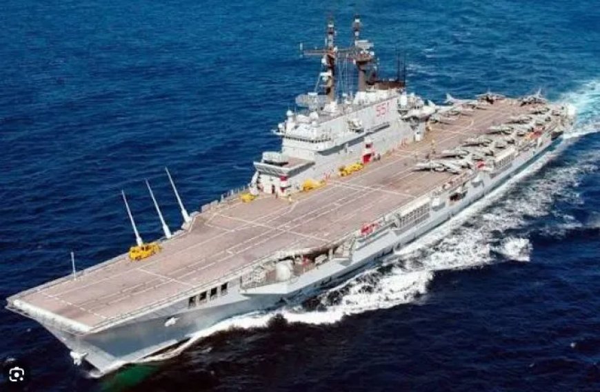 Beelden -Italië schenkt vliegdekschip aan Indonesië