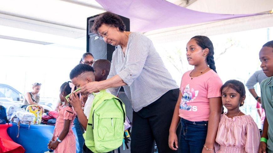 Simons deelt schoolpakketten uit in Nickerie en belooft verbetering onderwijs