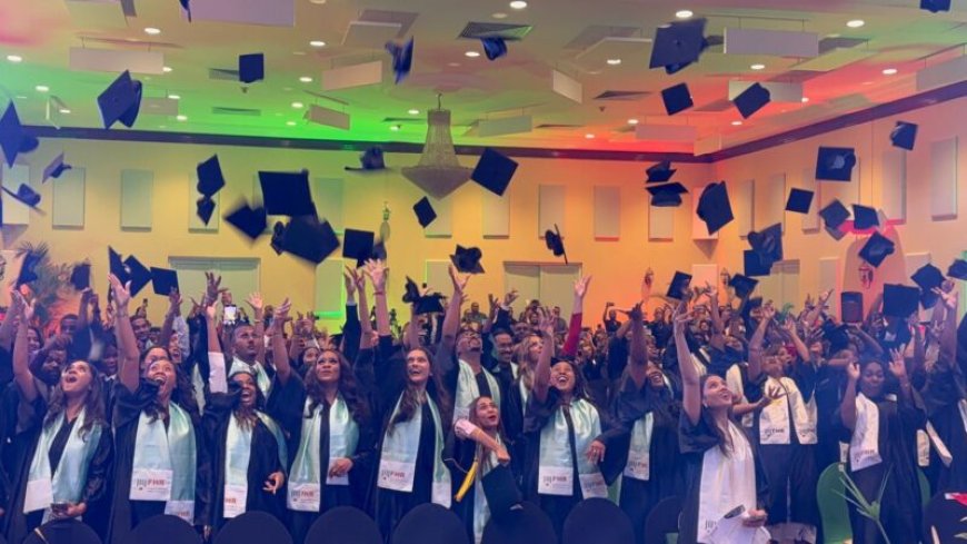 Lim A Po tegen afgestudeerden bij diplomauitreiking: Denk mondiaal, neem verantwoordelijkheid