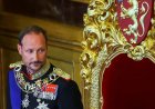 Koning Haakon VIII legt eed af in Noors parlement, koningin Mette-Marit ontbreekt