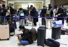 Indonesie sluit luchthavens door vulkaanuitbarsting, tienduizenden gestrand