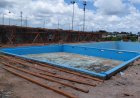 Zwembad achter Moengo Stadion na 36 jaar bijna klaar voor opening
