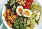 Bowl met boerenkool, kikkererwten, broccoli en ei