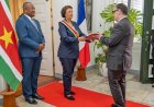 Franse ambassadeur Benoît Denise overhandigt geloofsbrieven aan president Simons