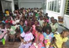 Leerlingen Boven-Suriname voor ontspanning en educatieve excursie in Paramaribo