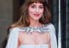 Volgens Dakota Johnson zijn bordeauxrode ballerina’s de elegantste herfsttrend