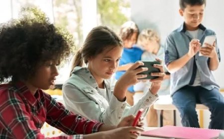 Minister Currie wil zelfde regels voor telefoons op alle scholen