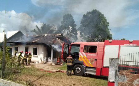 Woning afgebrand aan Sastrodisomoweg