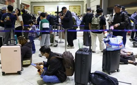 Indonesie sluit luchthavens door vulkaanuitbarsting, tienduizenden gestrand