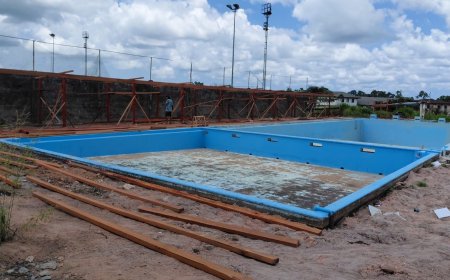 Zwembad achter Moengo Stadion na 36 jaar bijna klaar voor opening