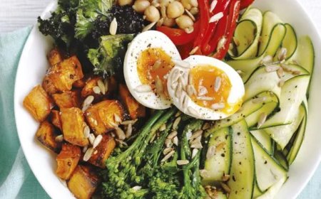 Bowl met boerenkool, kikkererwten, broccoli en ei