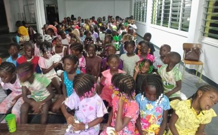 Leerlingen Boven-Suriname voor ontspanning en educatieve excursie in Paramaribo