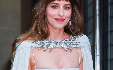 Volgens Dakota Johnson zijn bordeauxrode ballerina’s de elegantste herfsttrend