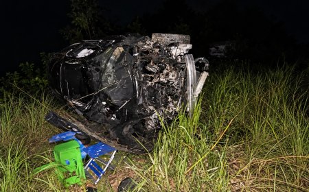 Auto slaat over de kop aan Kennedyweg, bestuurder overleden